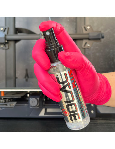 3DLAC PLUS 100 ml v ruce před 3D tiskárnou